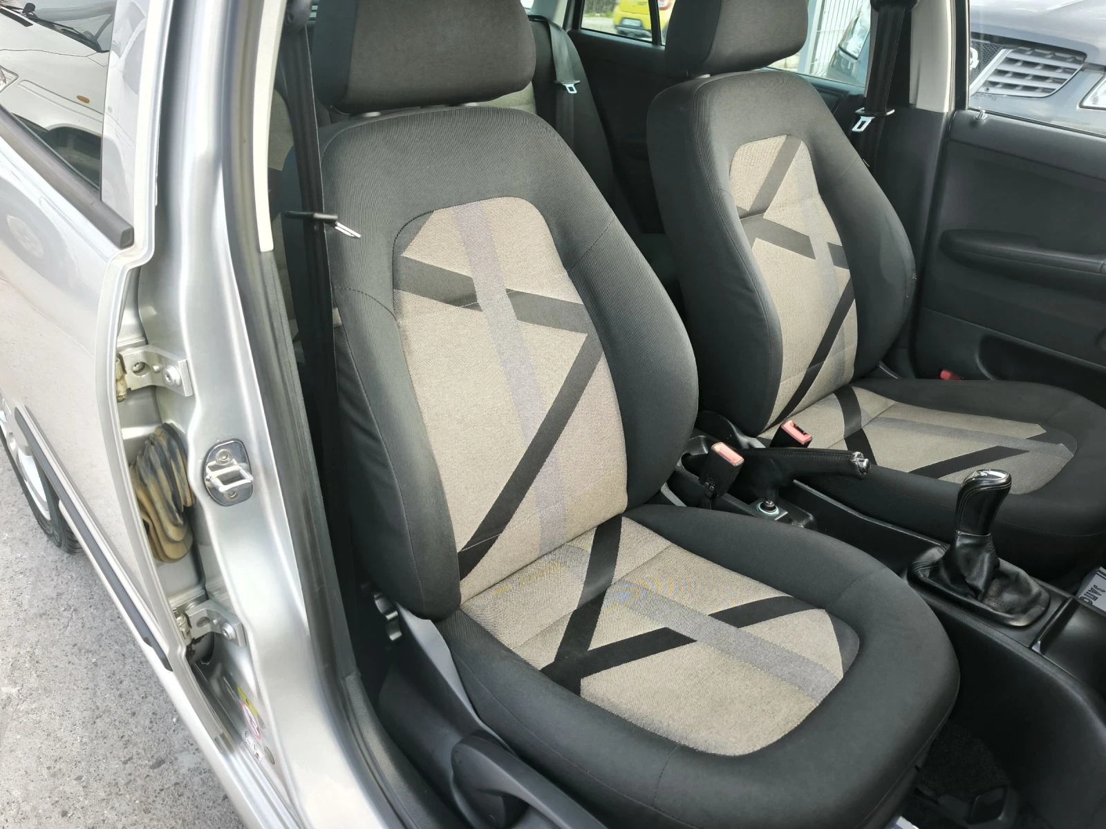 Skoda Fabia 1.4i, снимка 8 - Автомобили и джипове - 53863860