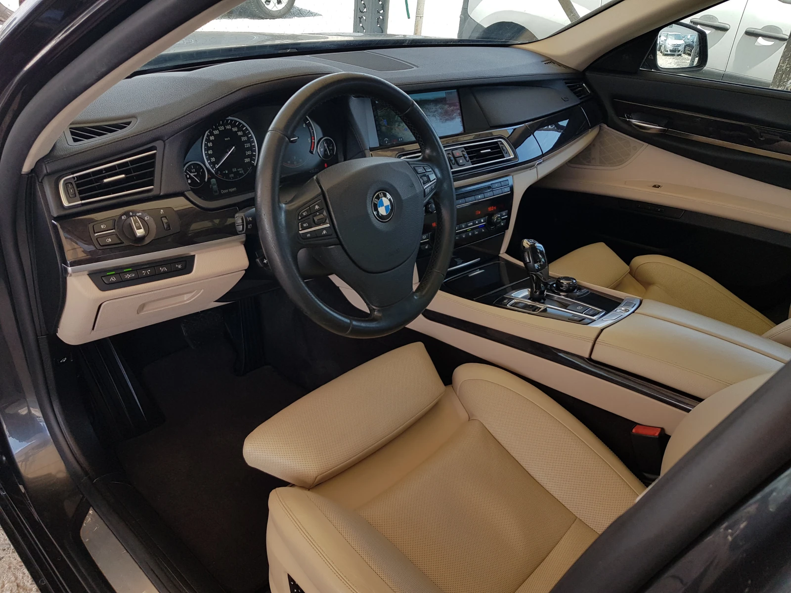 BMW 730 ОБДУХВАНЕ/НОЩНО ВИЖДАНЕ/ДИСТРОНИК/МАСАЖИ FULL FULL, снимка 9 - Автомобили и джипове - 55011180