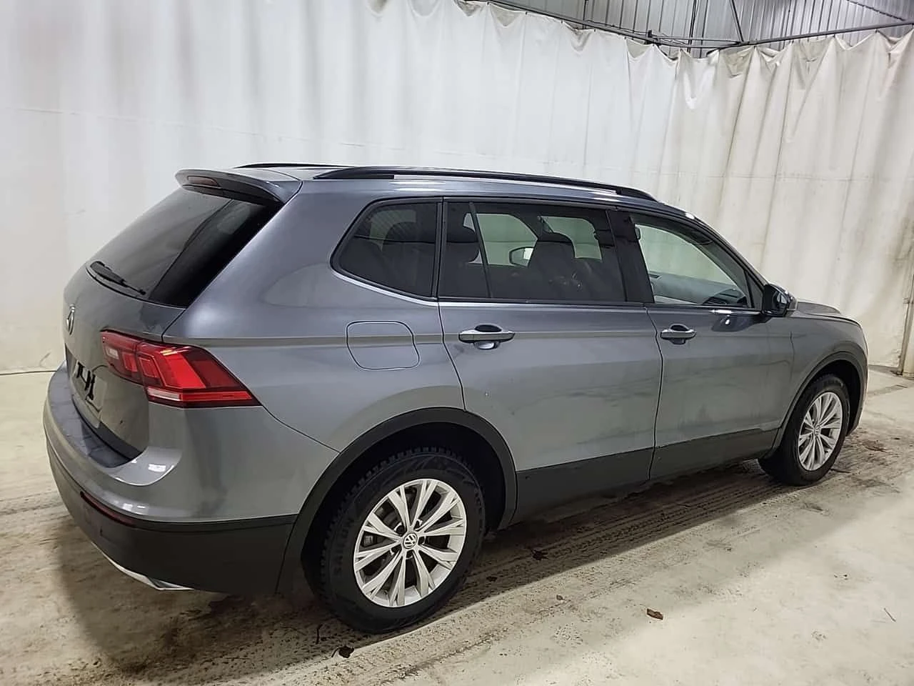 VW Tiguan * TRENDLINE * CARFAX * 2 КЛЮЧА, снимка 3 - Автомобили и джипове - 53888510