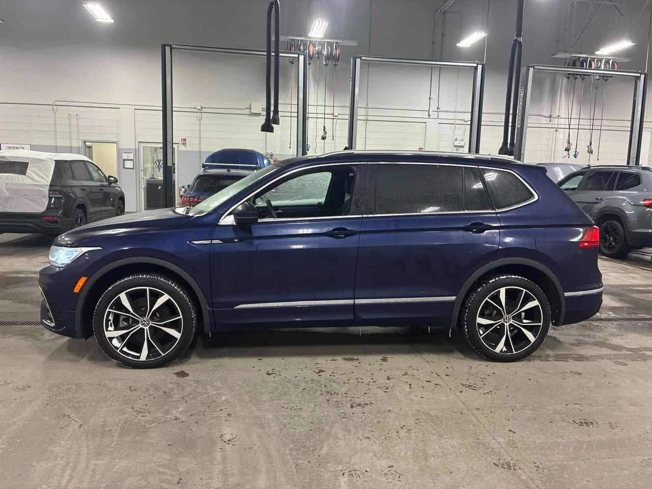 VW Tiguan Highline R Line| ОТ ПРЕДСТАВИТЕЛСТВО| ПАНО| ОБДУХ, снимка 3 - Автомобили и джипове - 54480302