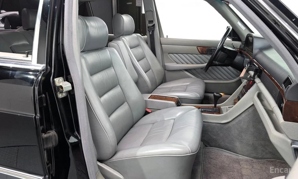 Mercedes-Benz 560  - изображение 10