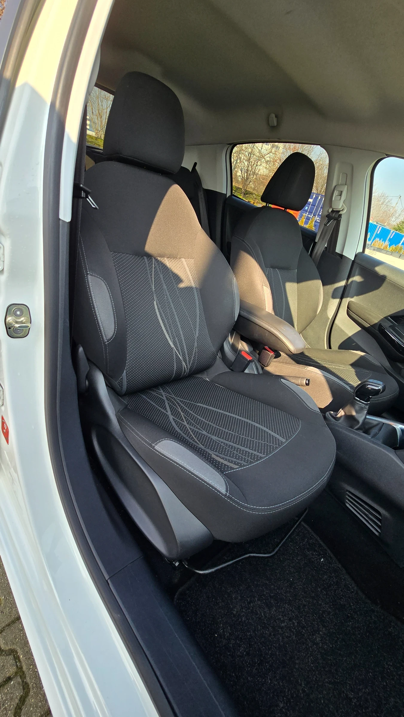 Peugeot 208 1.4 hdi, снимка 10 - Автомобили и джипове - 53733107