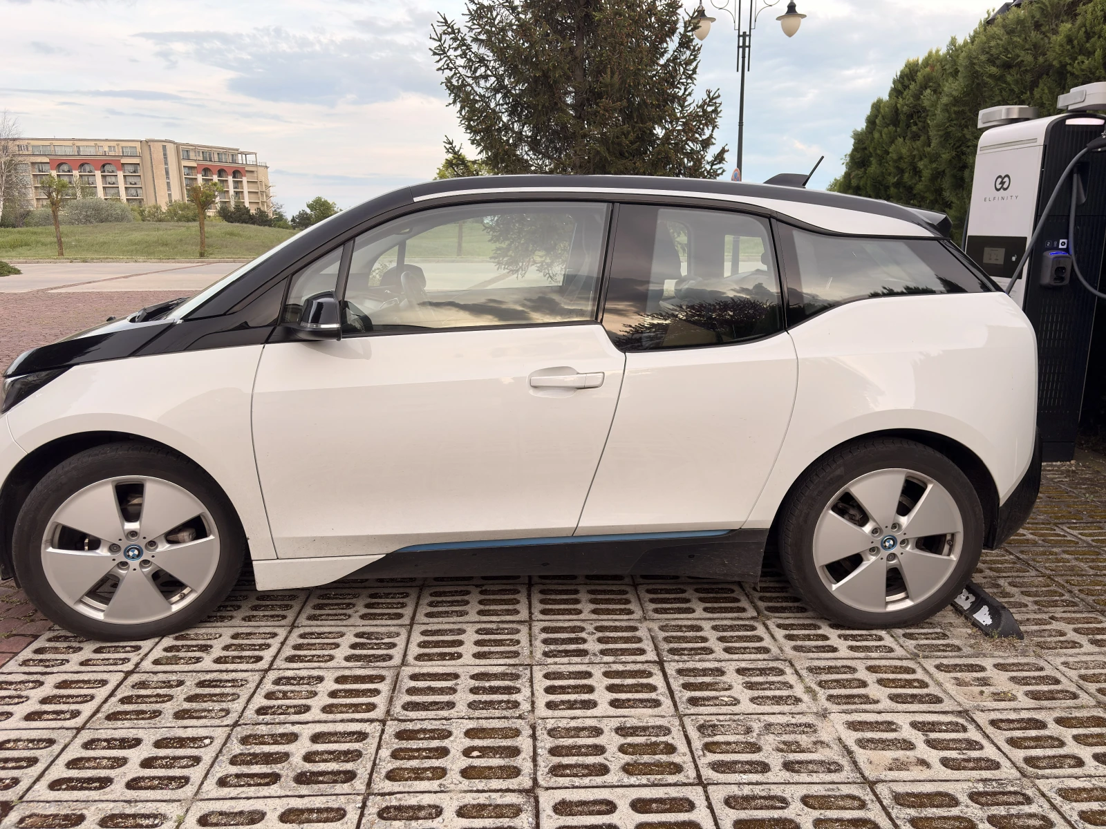 BMW i3 120Ah/Navi/Led, снимка 3 - Автомобили и джипове - 54641354
