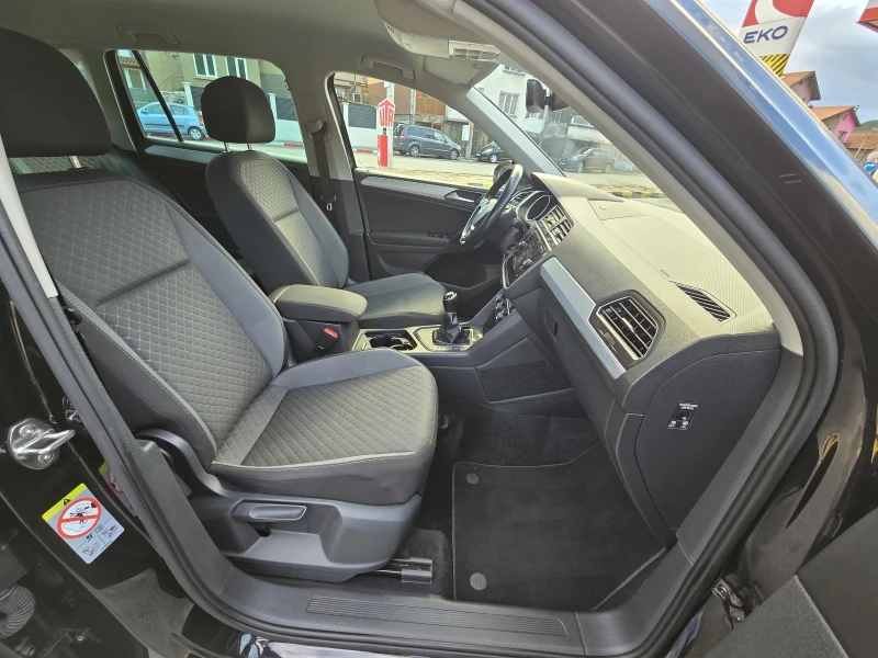VW Tiguan Топ състояние дистроник и осова линия, снимка 14 - Автомобили и джипове - 52483998