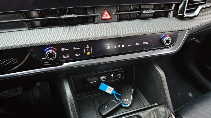 Kia Sportage 2.0 CRDI / АВТОМАТИК / СЕРВИЗНА ИСТОРИЯ !!!, снимка 15 - Автомобили и джипове - 53417859