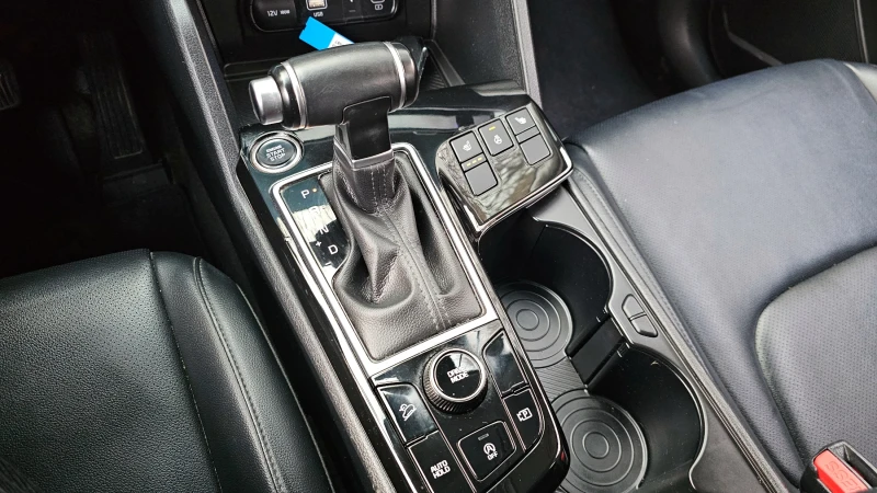 Kia Sportage 2.0 CRDI / АВТОМАТИК / СЕРВИЗНА ИСТОРИЯ !!!, снимка 12 - Автомобили и джипове - 53417859