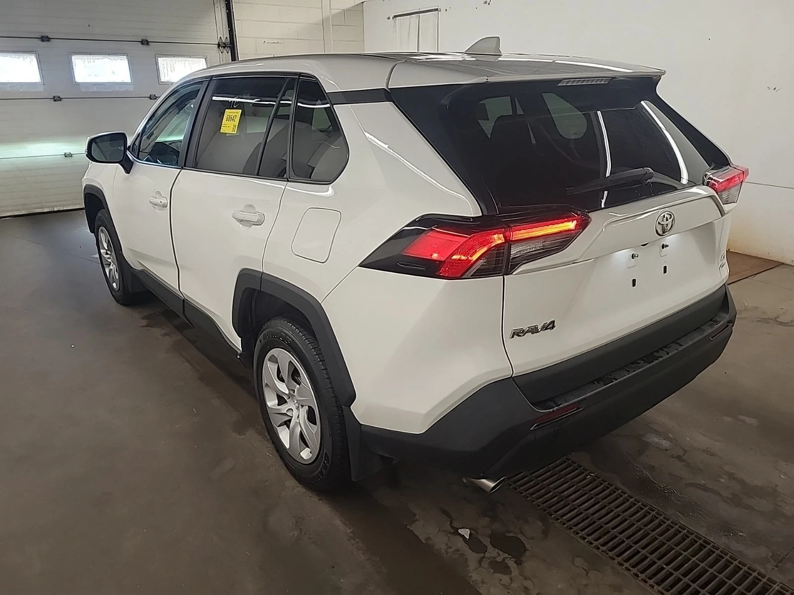 Toyota Rav4 LE| ПОДГРЕВИ| МЪРТВА ТОЧКА| ЗАДНА КАМЕРА| 2 КЛЮЧА|, снимка 4 - Автомобили и джипове - 55815436