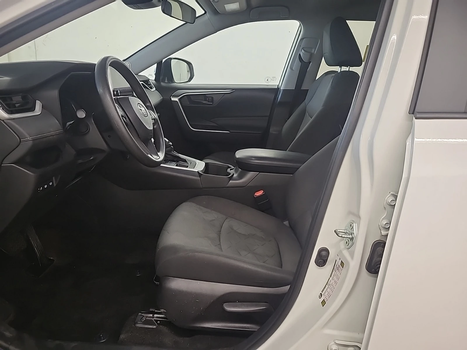 Toyota Rav4 LE| ПОДГРЕВИ| МЪРТВА ТОЧКА| ЗАДНА КАМЕРА| 2 КЛЮЧА|, снимка 5 - Автомобили и джипове - 55815436