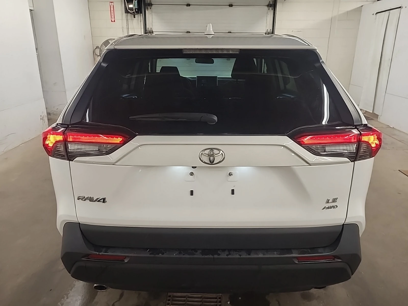 Toyota Rav4 LE| ПОДГРЕВИ| МЪРТВА ТОЧКА| ЗАДНА КАМЕРА| 2 КЛЮЧА|, снимка 16 - Автомобили и джипове - 55815436
