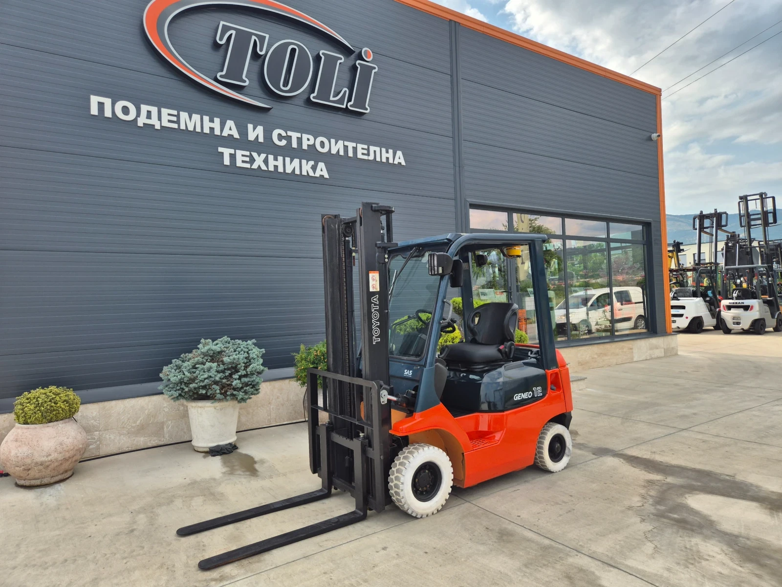 Мотокар Toyota 3.5 метра / БЕЛИ НЕМАРКИРАЩИ ГУМИ /КАТО НОВ !