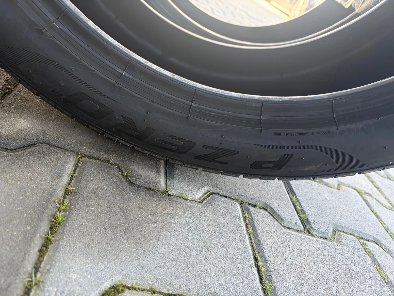 Гуми Летни 325/35R22, снимка 4 - Гуми и джанти - 53786382