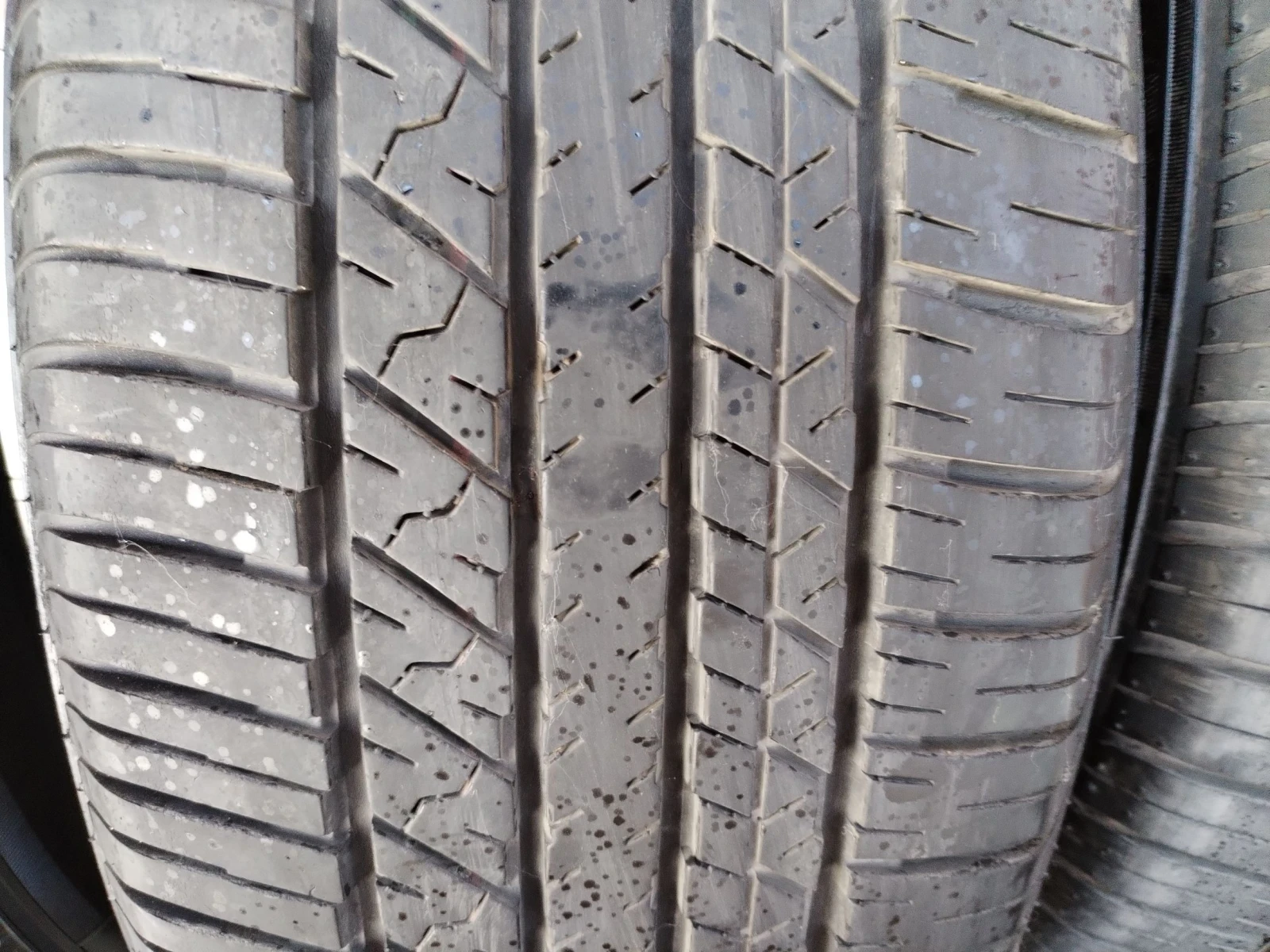 Гуми Всесезонни 225/60R18, снимка 3 - Гуми и джанти - 55657923
