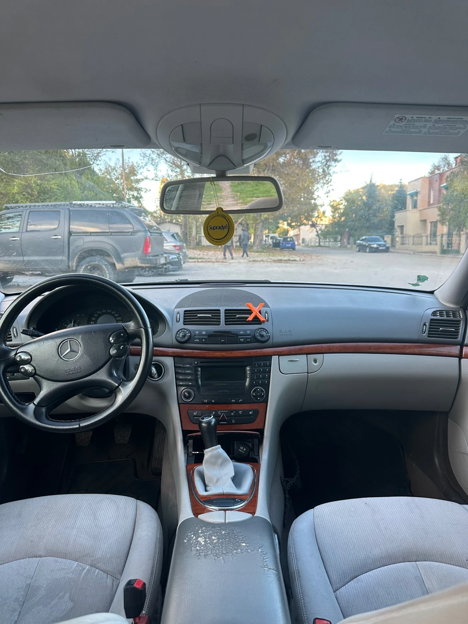 Mercedes-Benz E 220, снимка 6 - Автомобили и джипове - 54196342