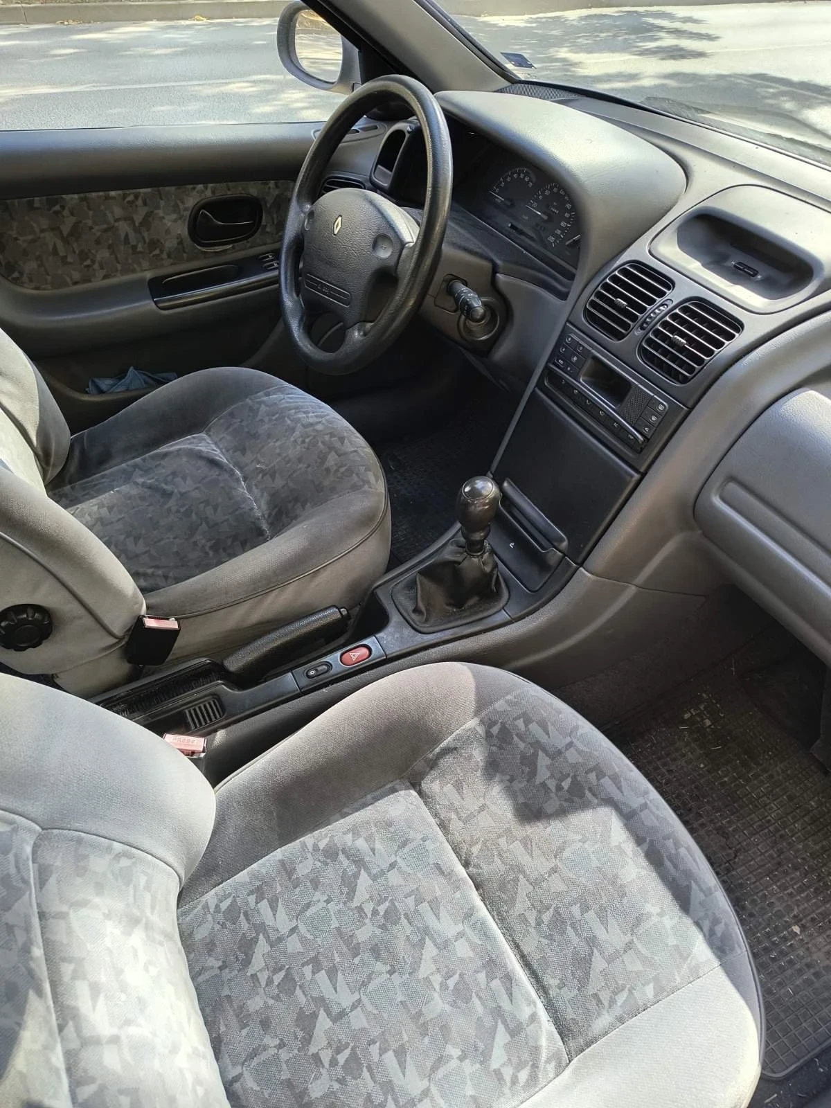 Renault Laguna, снимка 4 - Автомобили и джипове - 56642740