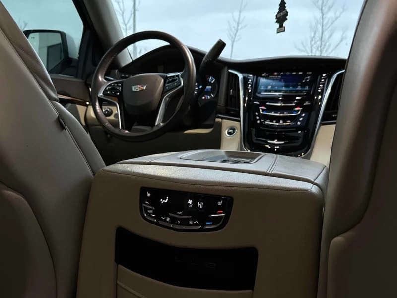 Cadillac Escalade * Premium Luxury * CARFAX * БЕЗ ПЪРВОНАЧАЛНА ВНОСК, снимка 12 - Автомобили и джипове - 53032939