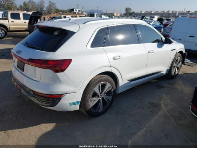 Audi Q8 E-TRON* PREMIUM PLUS* QUATTRO* ДИСТРОНИК* ПАНОРАМА, снимка 4 - Автомобили и джипове - 53564055