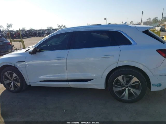 Audi Q8 E-TRON* PREMIUM PLUS* QUATTRO* ДИСТРОНИК* ПАНОРАМА, снимка 13 - Автомобили и джипове - 53564055