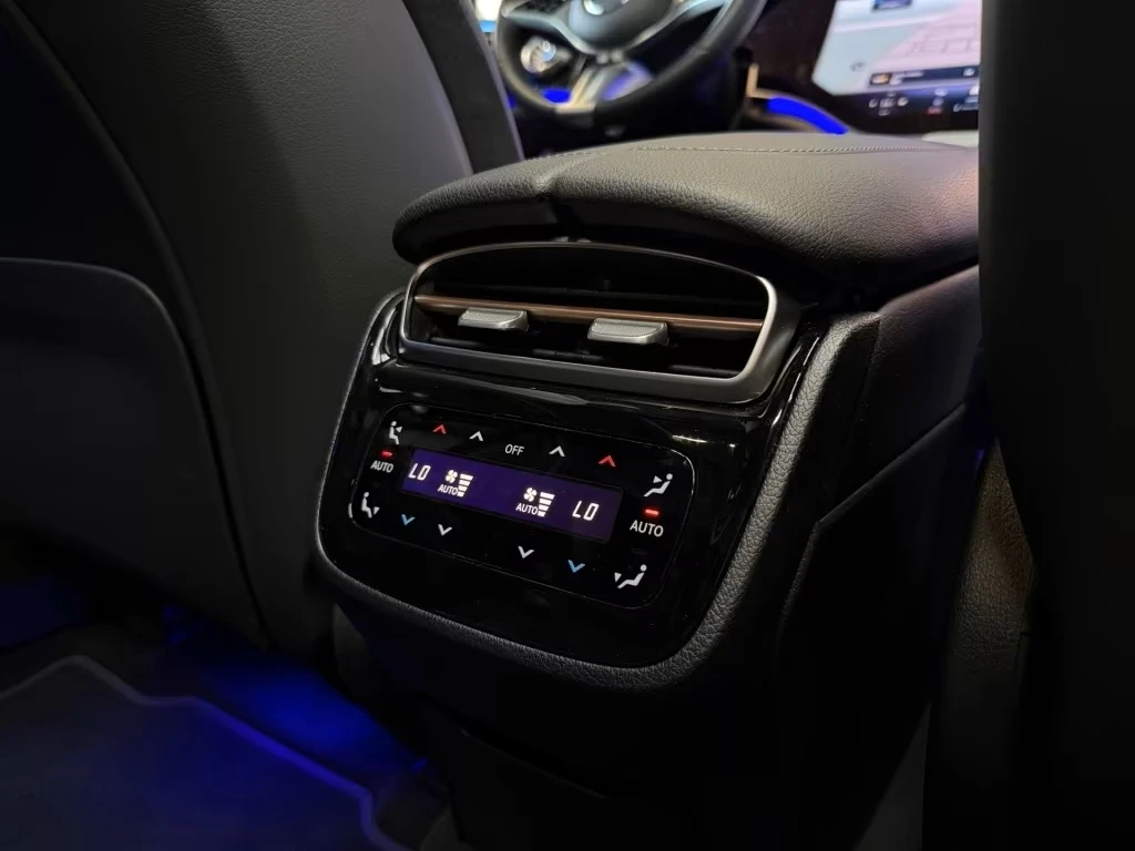 Mercedes-Benz EQE SUV 300 HyperScreen / Гаранция / BURM / Pano 360, снимка 16 - Автомобили и джипове - 55920058