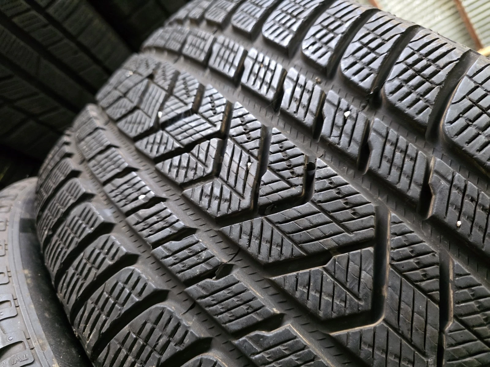 Гуми Зимни 285/40R22, снимка 3 - Гуми и джанти - 56724558