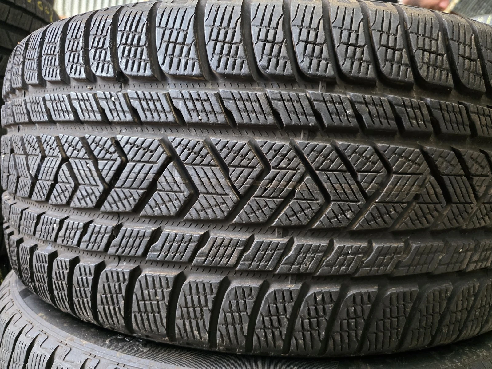 Гуми Зимни 285/40R22