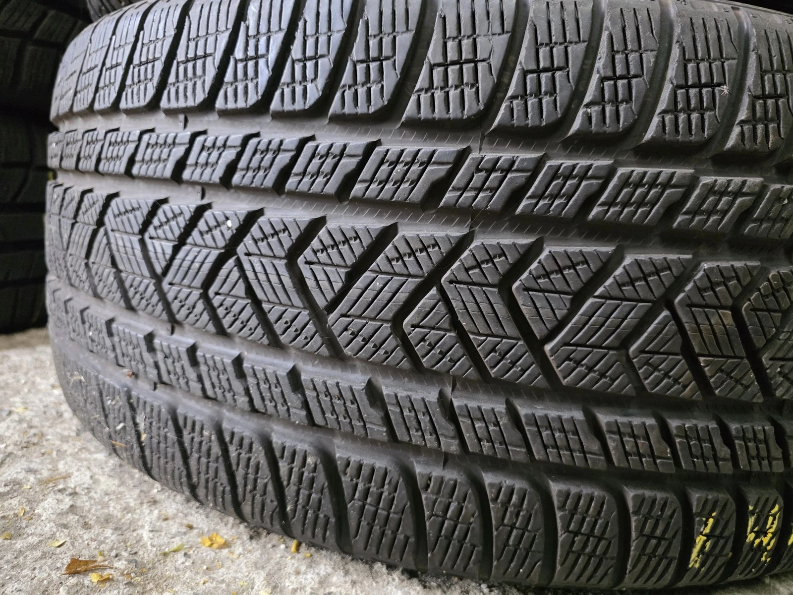 Гуми Зимни 285/40R22, снимка 2 - Гуми и джанти - 56724558