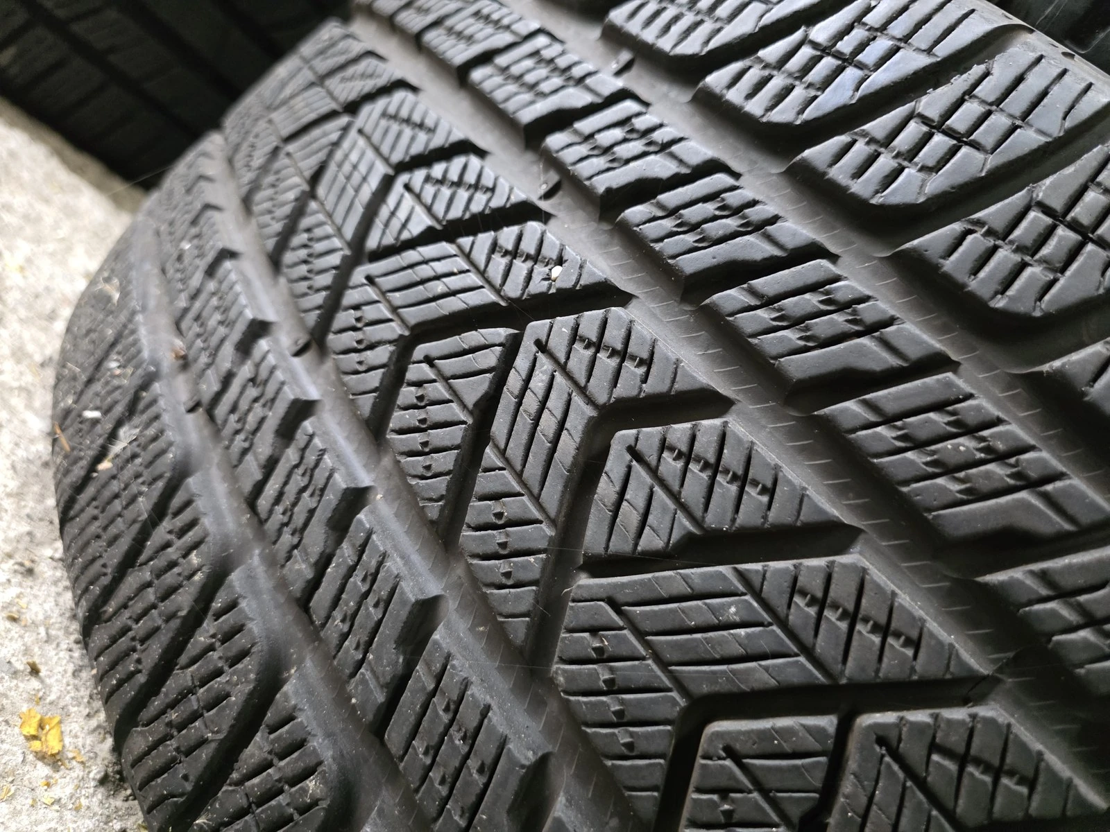 Гуми Зимни 285/40R22, снимка 4 - Гуми и джанти - 56724558