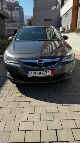 Opel Astra Sports Tourer, снимка 1
