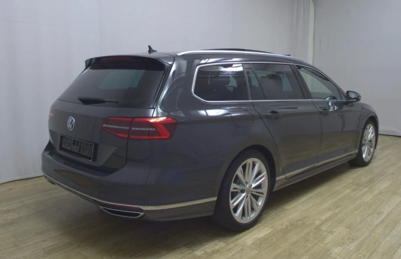 VW Passat 2.0TDI R-Line* Highline* Панорама* Дигитал* ЛИЗИНГ, снимка 3 - Автомобили и джипове - 47917070