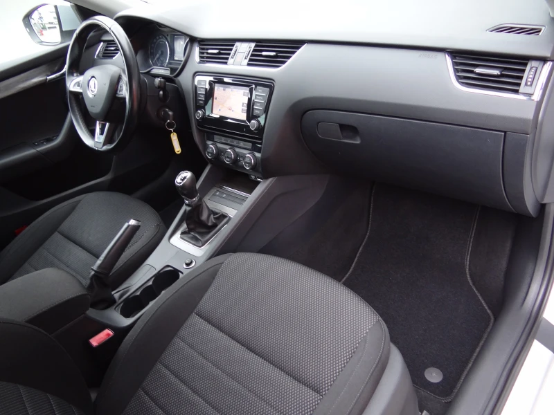 Skoda Octavia Scout 2.0tdi-150k.c. /4 X 4/ Навигация / Euro-6B /, снимка 10 - Автомобили и джипове - 49762391