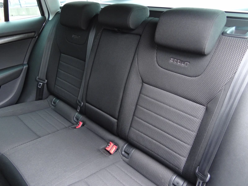 Skoda Octavia Scout 2.0tdi-150k.c. /4 X 4/ Навигация / Euro-6B /, снимка 13 - Автомобили и джипове - 49762391