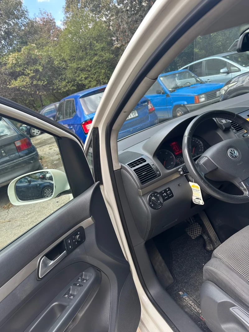 VW Touran, снимка 5 - Автомобили и джипове - 52093733