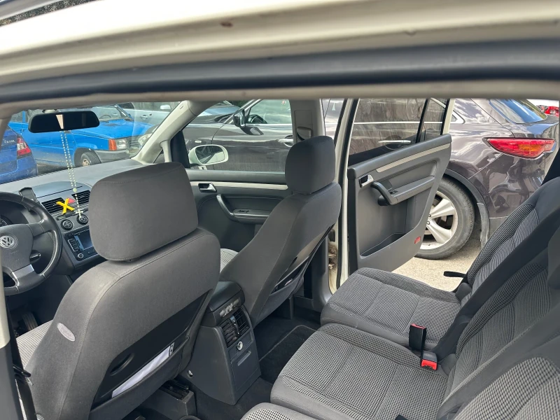 VW Touran, снимка 8 - Автомобили и джипове - 52093733
