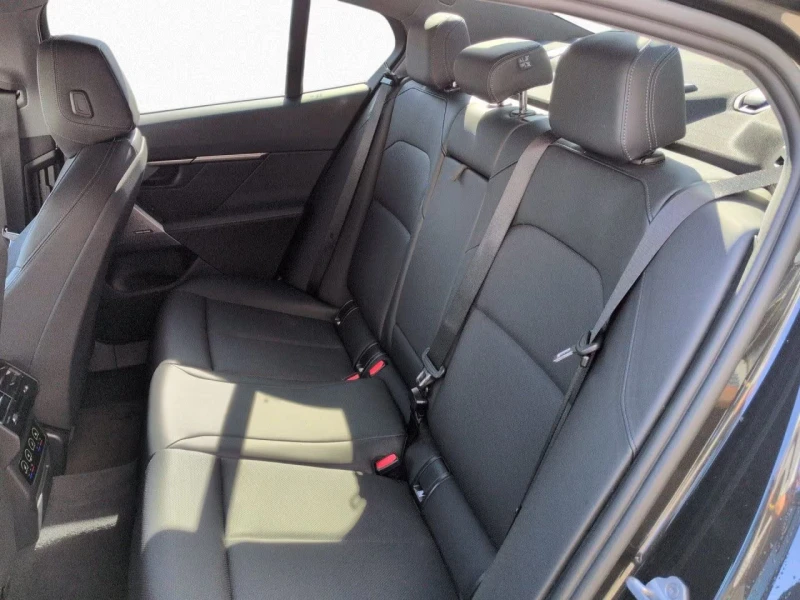 BMW 520 G60/190HP/HUD/CAM/AMBI/KLESS/975v, снимка 12 - Автомобили и джипове - 53600401