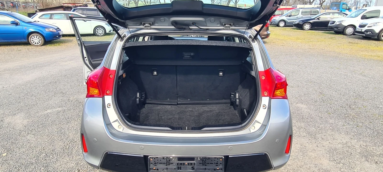 Toyota Auris 1.3, снимка 12 - Автомобили и джипове - 54177907