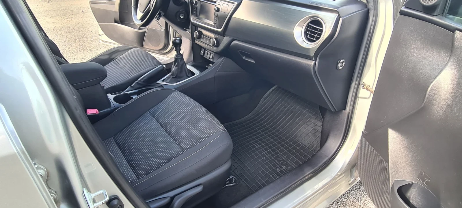 Toyota Auris 1.3, снимка 11 - Автомобили и джипове - 54177907