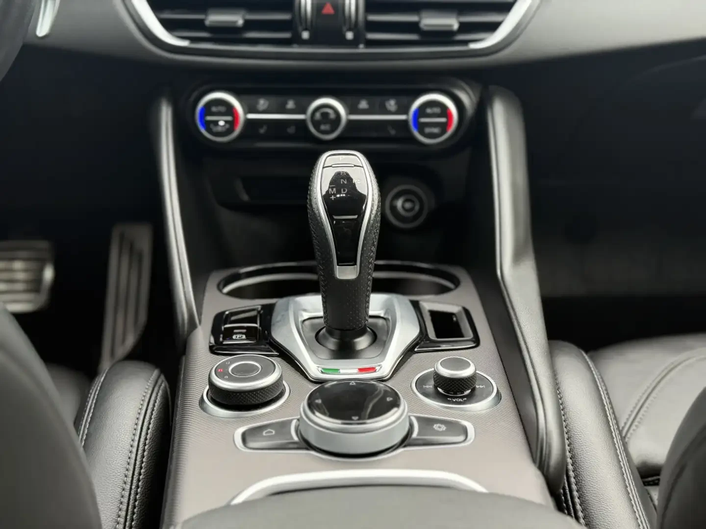 Alfa Romeo Giulia Ti Sport All-wheel Drive, снимка 12 - Автомобили и джипове - 55402497