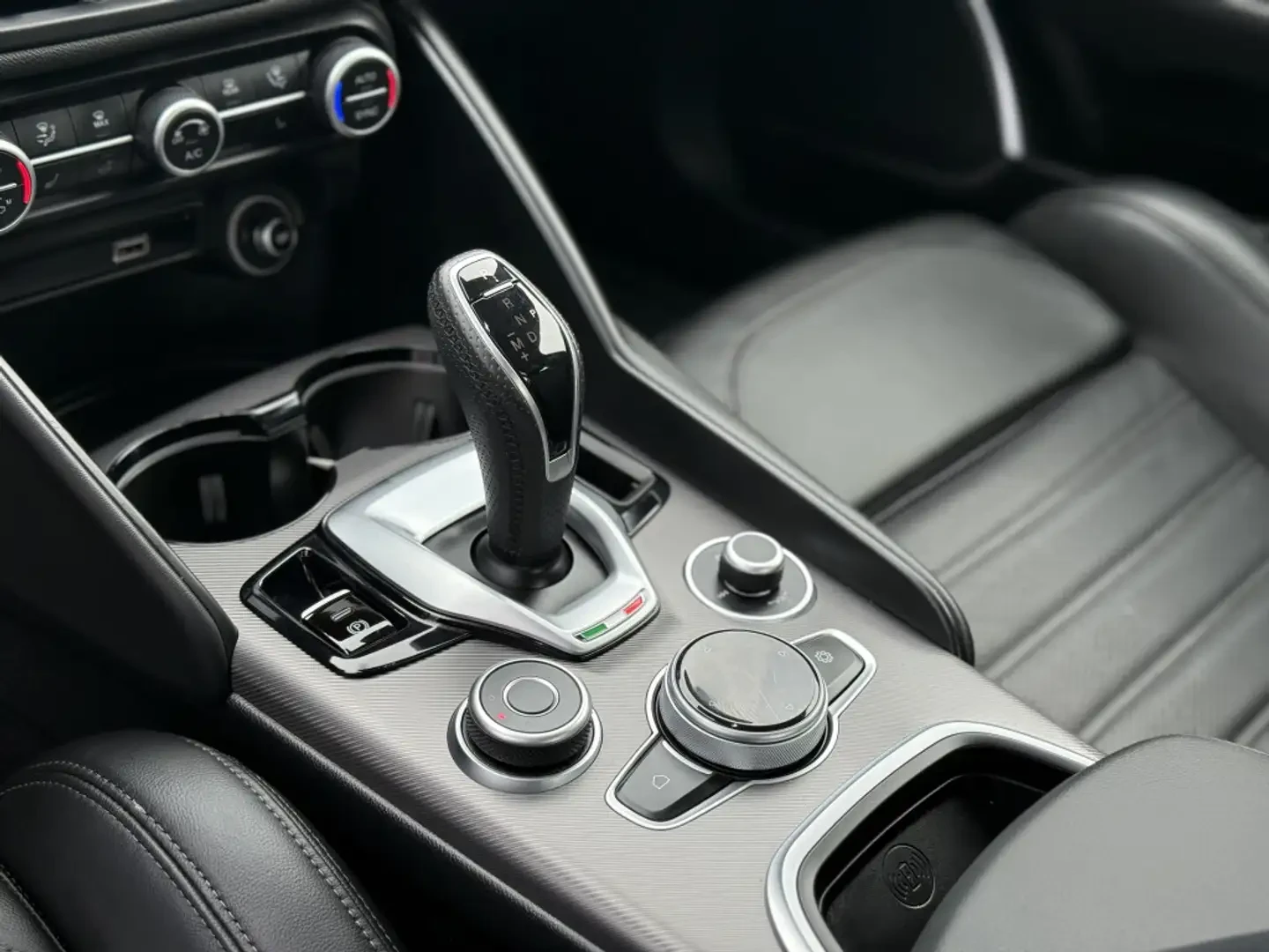 Alfa Romeo Giulia Ti Sport All-wheel Drive, снимка 9 - Автомобили и джипове - 55402497