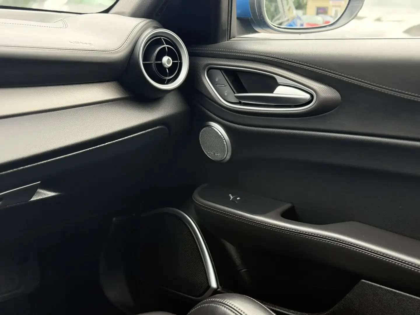 Alfa Romeo Giulia Ti Sport All-wheel Drive, снимка 13 - Автомобили и джипове - 55402497