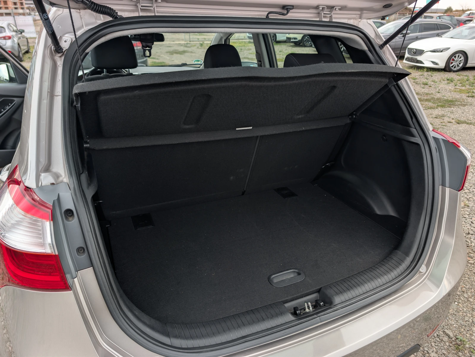 Hyundai Ix20 1.6i Automatic/Camera/Navigation/63хил.км., снимка 14 - Автомобили и джипове - 56255342