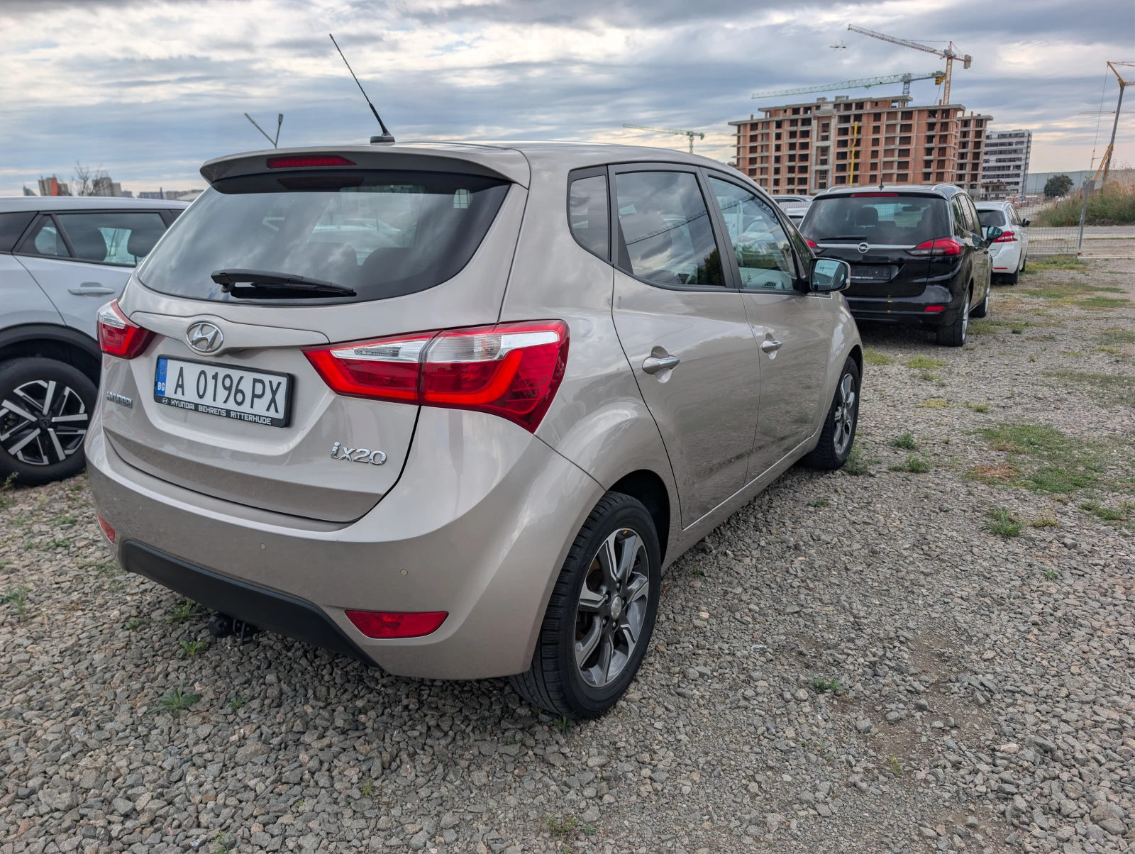 Hyundai Ix20 1.6i Automatic/Camera/Navigation/63хил.км., снимка 4 - Автомобили и джипове - 56255342