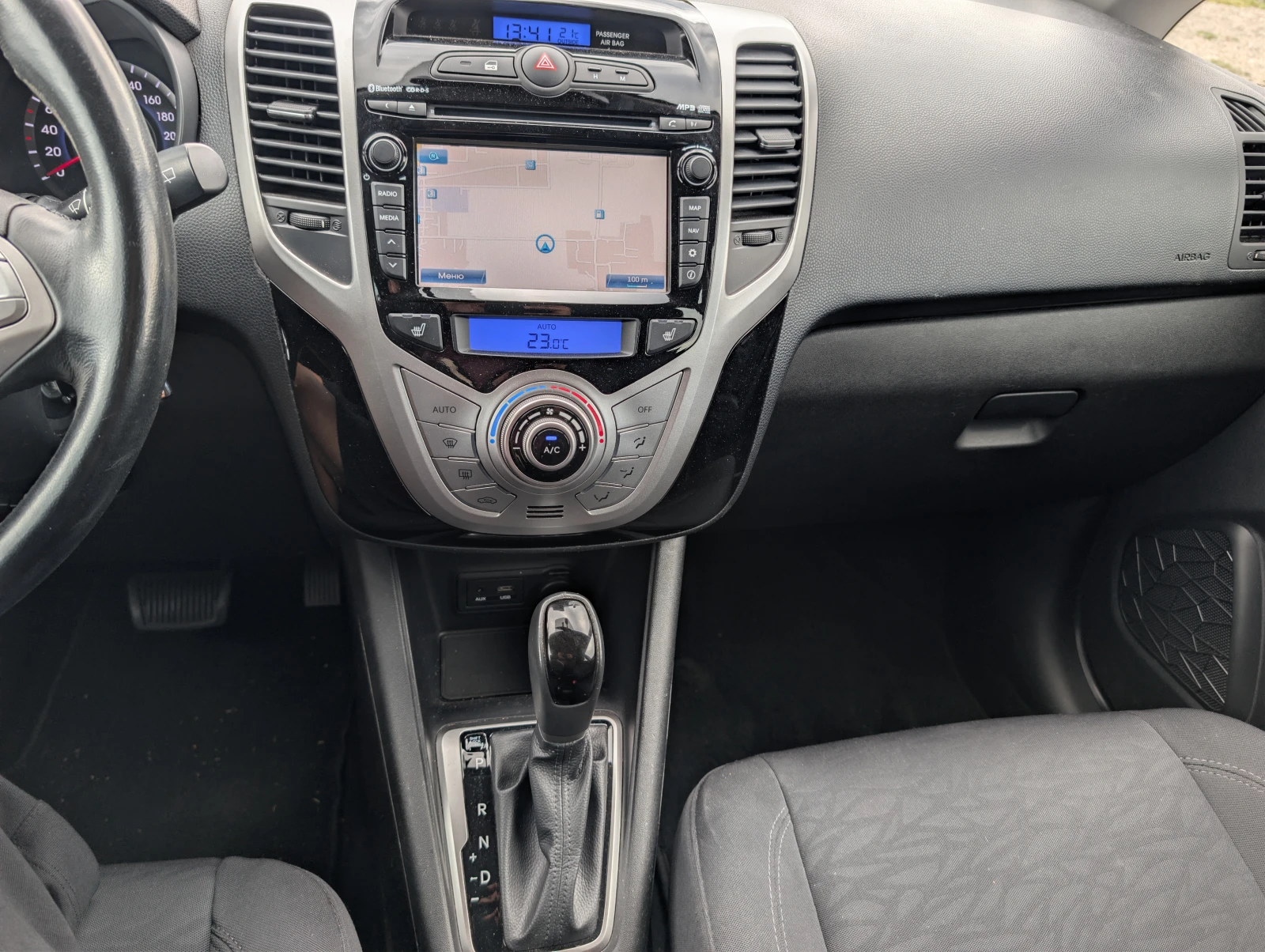 Hyundai Ix20 1.6i Automatic/Camera/Navigation/63хил.км., снимка 10 - Автомобили и джипове - 56255342