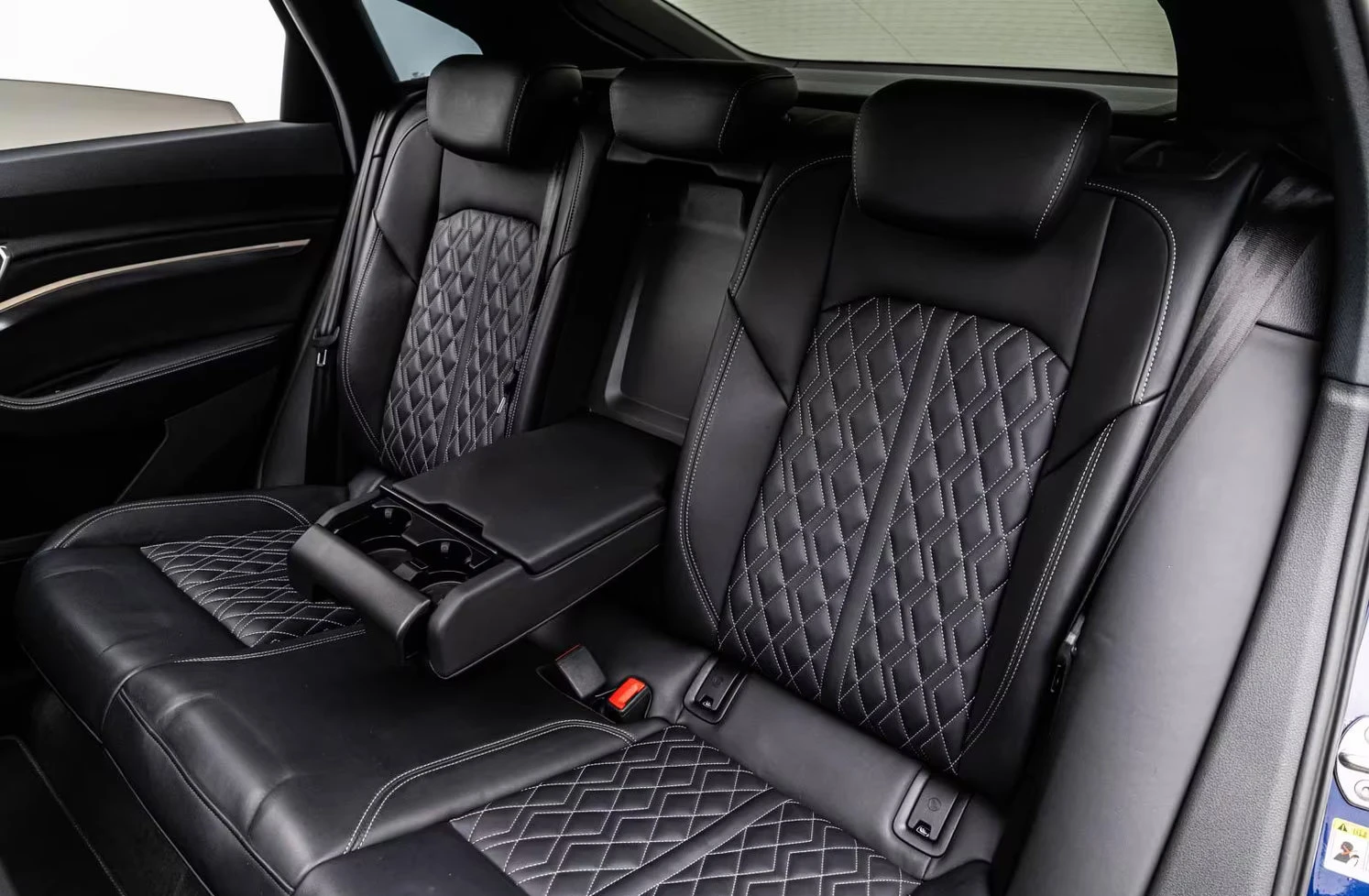 Audi E-Tron SPORTBACK/55/408HP/CAM/DIAMOND/SLINE/BLACK/921z, снимка 14 - Автомобили и джипове - 56295937