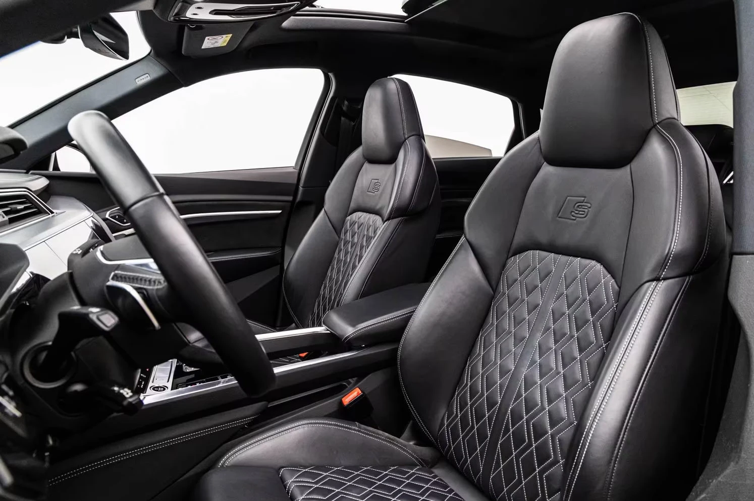 Audi E-Tron SPORTBACK/55/408HP/CAM/DIAMOND/SLINE/BLACK/921z, снимка 11 - Автомобили и джипове - 56295937