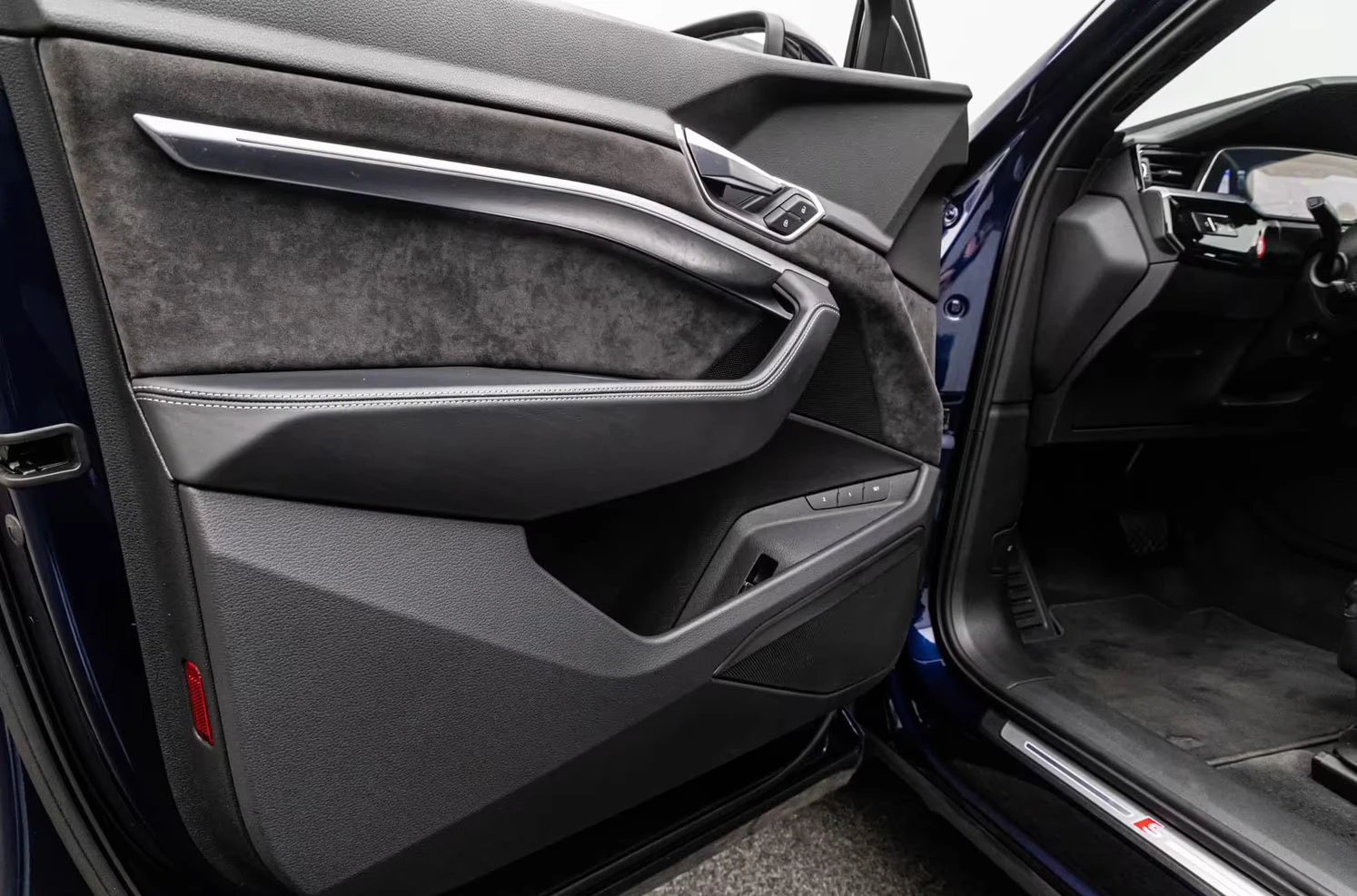 Audi E-Tron SPORTBACK/55/408HP/CAM/DIAMOND/SLINE/BLACK/921z, снимка 16 - Автомобили и джипове - 56295937