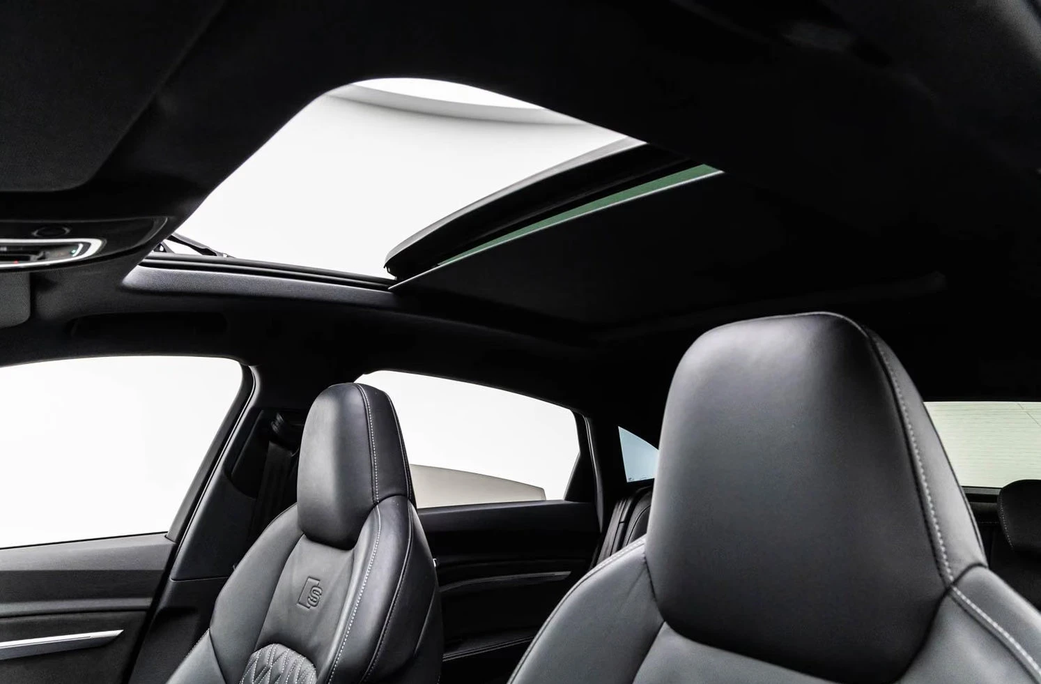 Audi E-Tron SPORTBACK/55/408HP/CAM/DIAMOND/SLINE/BLACK/921z, снимка 12 - Автомобили и джипове - 56295937