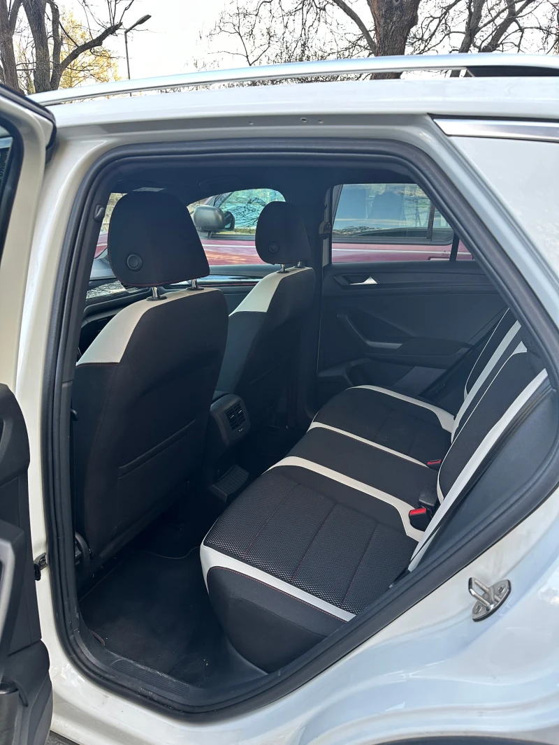 VW T-Roc, снимка 12 - Автомобили и джипове - 52371802