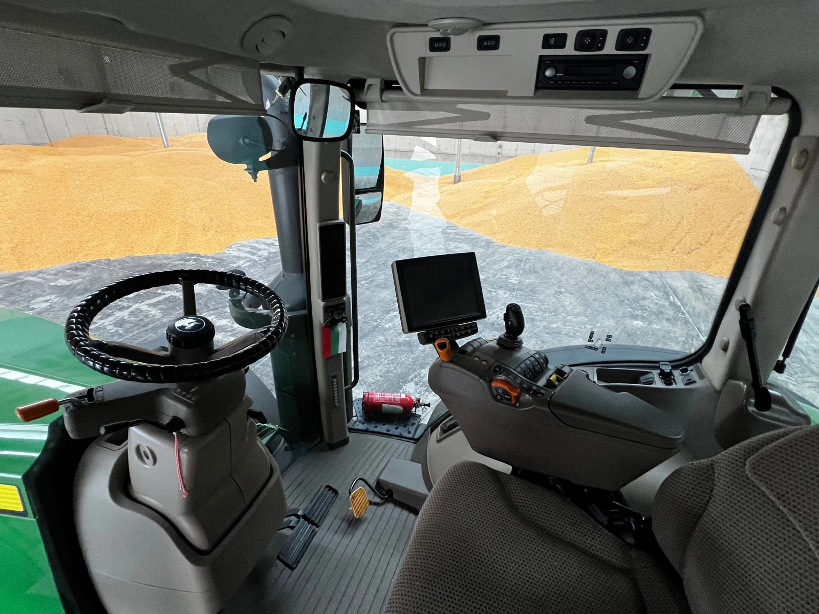 Трактор John Deere 7310R - изображение 8