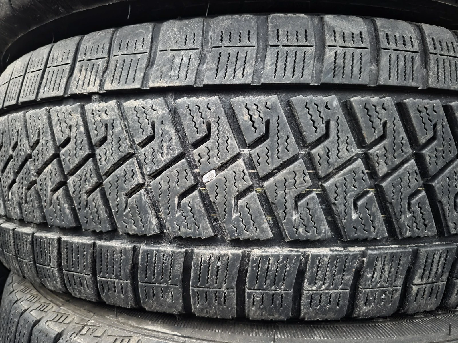 Гуми Зимни 215/65R16, снимка 2 - Гуми и джанти - 56725600