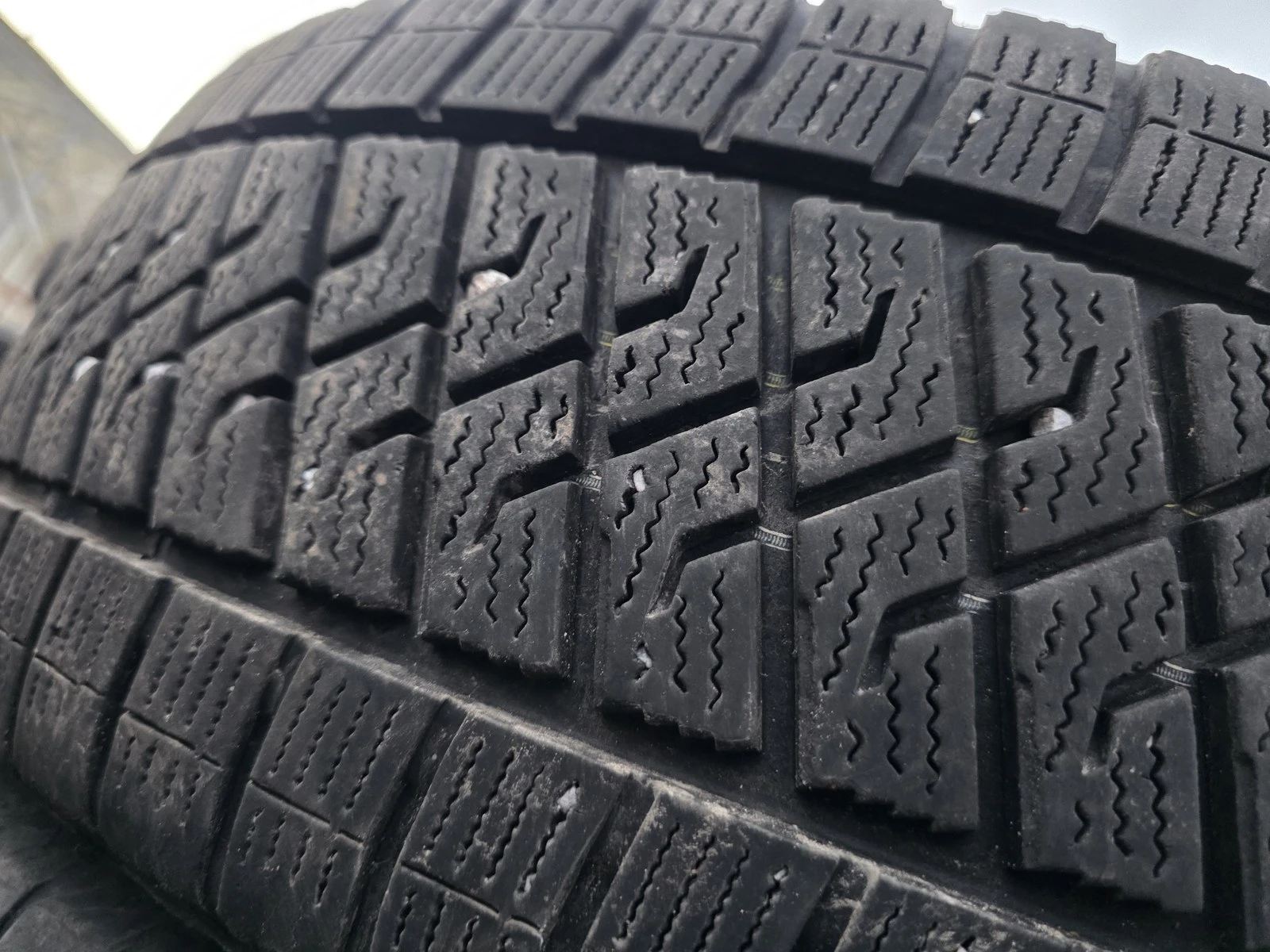 Гуми Зимни 215/65R16, снимка 4 - Гуми и джанти - 56725600