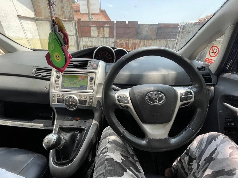 Toyota Verso 2.0D-4D 126к.с Кожен Салон Навигация, снимка 8 - Автомобили и джипове - 41929069